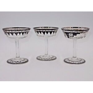 Retro glass goblet rim triangle pattern